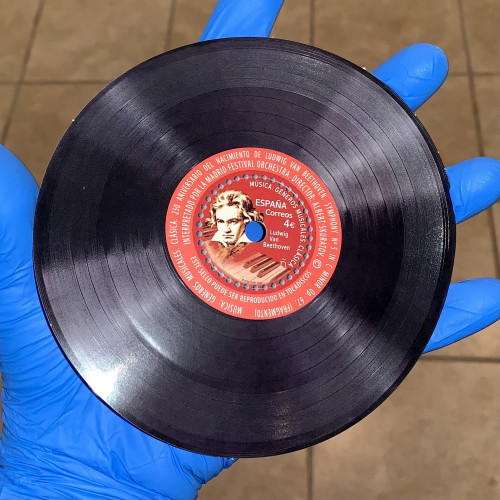 A vinyl record which plays a fragment of Symphony Nr 5.